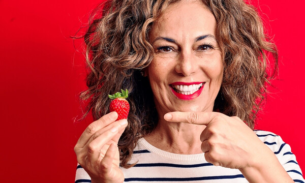 Λευκά δόντια: Οι τροφές που προτείνουν οι οδοντίατροι (εικόνες)