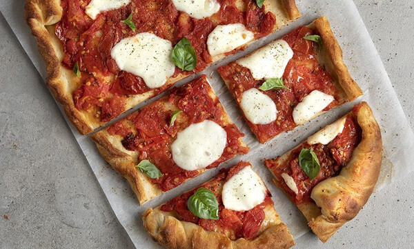 Άκης Πετρετζίκης: Πίτσα καπρέζε