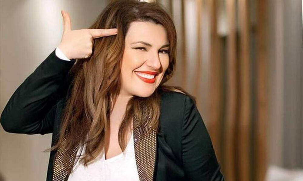 Κατερίνα Ζαρίφη: Ακομπλεξάριστη! Ποζάρει με ολόσωμο κόκκινο μαγιό