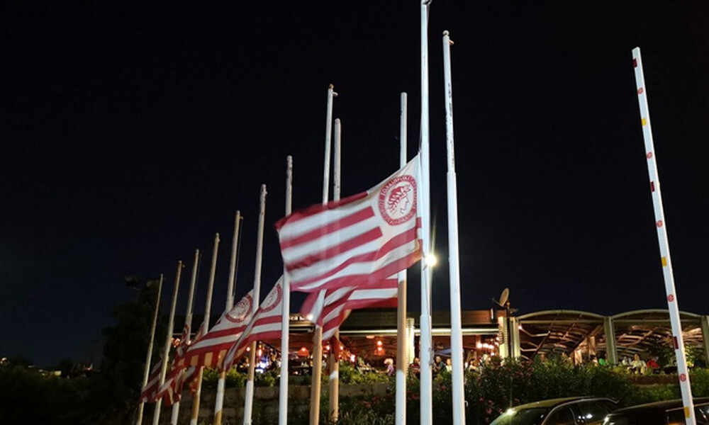 Μεσίστιες οι σημαίες στα γραφεία της ΠΑΕ Ολυμπιακός… (photos)