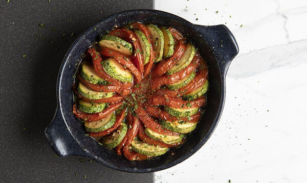 Άκης Πετρετζίκης: Ρατατούι με ντομάτα και κολοκυθάκι