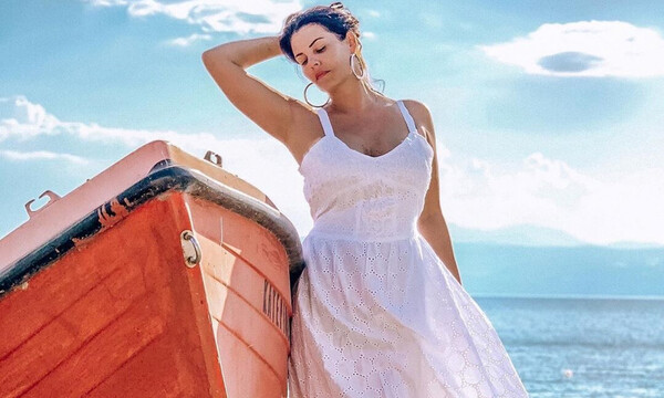 Η Μαρία Κορινθίου ποζάρει σαν γοργόνα και «ρίχνει» το Instagram (photos)