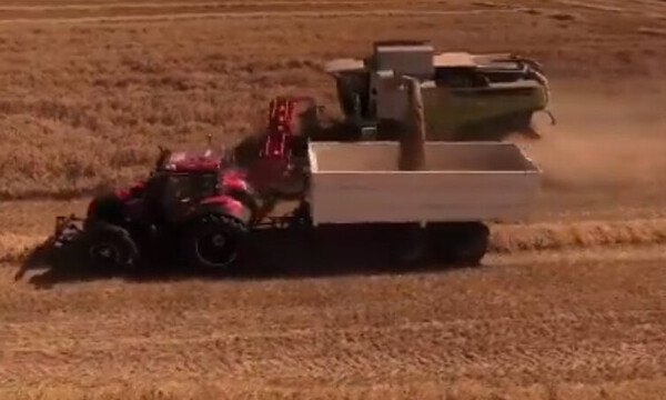 Μυθική παρουσίαση με τρακτέρ για πρώην «ερυθρόλευκο» (video+photos)