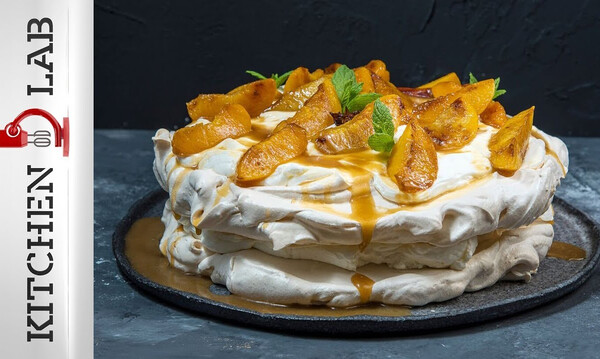 Άκης Πετρετζίκης: Πάβλοβα με ροδάκινα