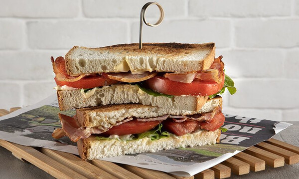 Άκης Πετρετζίκης: BLT σάντουιτς