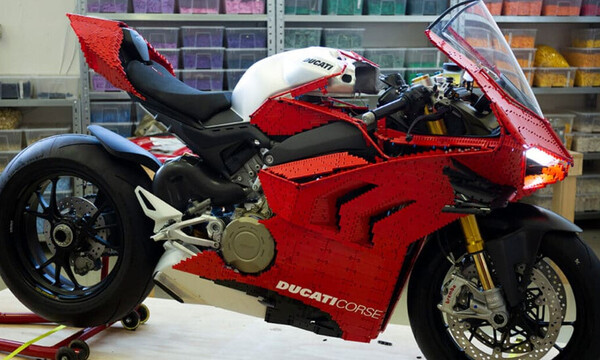 Αυτή η Ducati Panigale V4 είναι φτιαγμένη εξ ολοκλήρου από LEGO