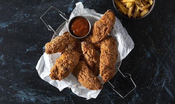 Άκης Πετρετζίκης: Κοτόπουλο πανέ στον φούρνο