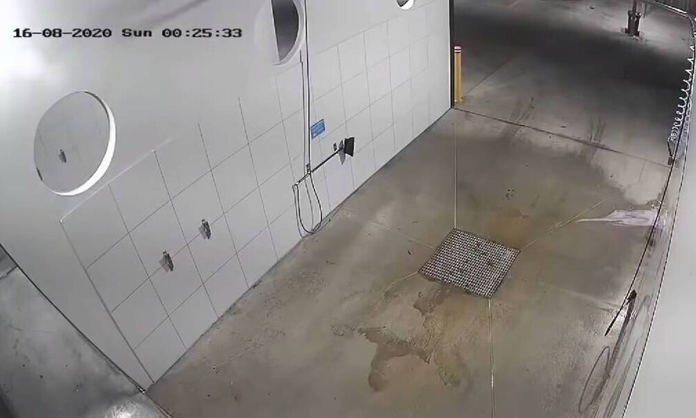 Άνδρας τα πέταξε όλα και έκανε ντους σε πλυντήριο αυτοκινήτων (video)