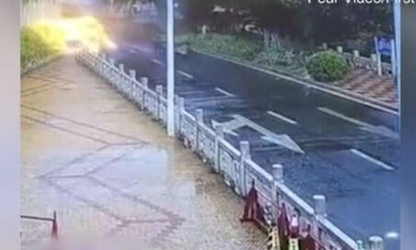 Σοκαριστικό τροχαίο: Οδηγός βαν πετάχτηκε από το παράθυρο (σκληρές εικόνες)