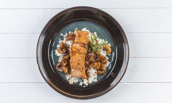 Άκης Πετρετζίκης: Σολομός σοτέ με σάλτσα σύκο