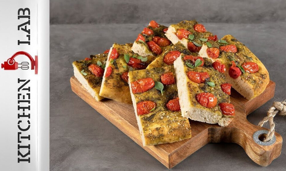 Άκης Πετρετζίκης: Φοκάτσια με ντοματίνια και βασιλικό