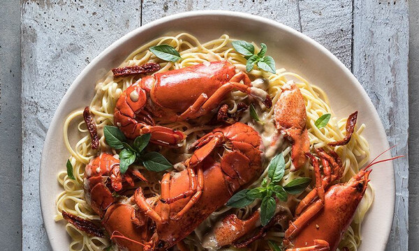 Άκης Πετρετζίκης: Αστακομακαρονάδα με λευκή σάλτσα