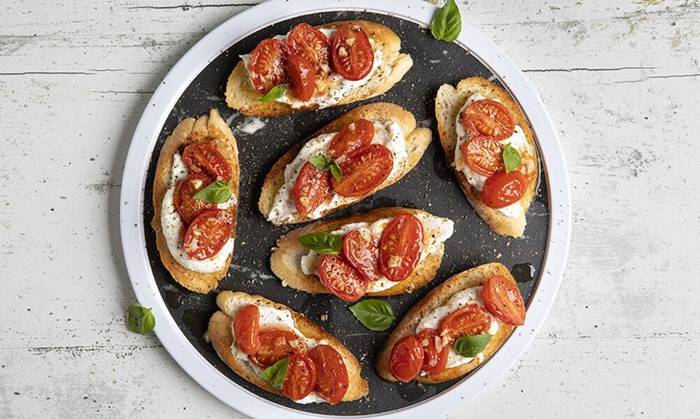 Άκης Πετρετζίκης: Μπρουσκέτες με ντοματίνια κονφί και ρικότα