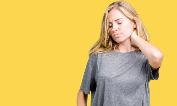 Πόνος στον αυχένα: Πώς θα ανακουφιστείτε φυσικά (εικόνες)