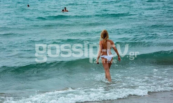 "Τρέλανε" τους λουόμενους στην παραλία με τη σέξι εμφάνισή της! (exclusive pics)