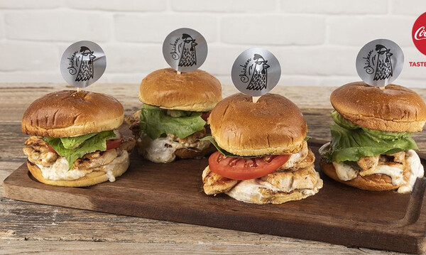 Άκης Πετρετζίκης: Healthy burger με κοτόπουλο