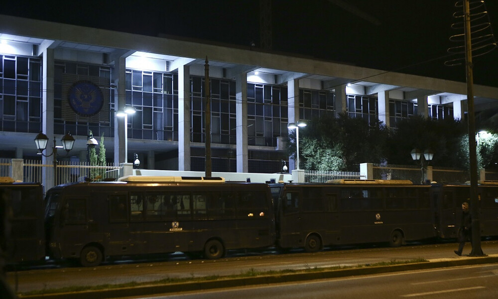 Συναγερμός στο κέντρο της Αθήνας: Έριξαν φωτοβολίδα στην αμερικανική πρεσβεία