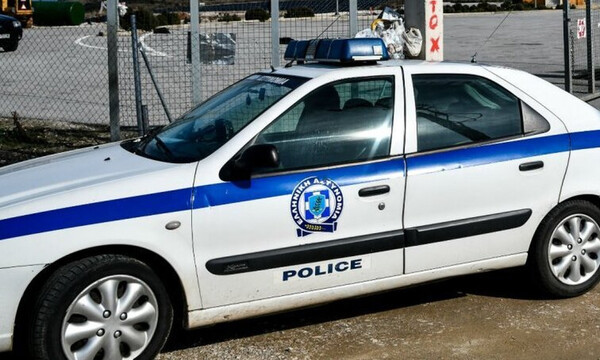 Τρίκαλα: Σάλος με 60χρονο επιδειξία - Δεν σταμάτησε ούτε μπροστά στους αστυνομικούς (vid)