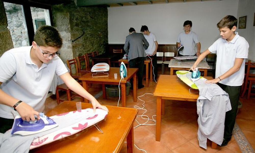 Σχολείο διδάσκει στα αγόρια πώς να κάνουν τις δουλειές του σπιτιού (pics)
