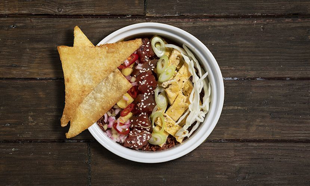 Άκης Πετρετζίκης: Poke bowl με φρέσκο τόνο