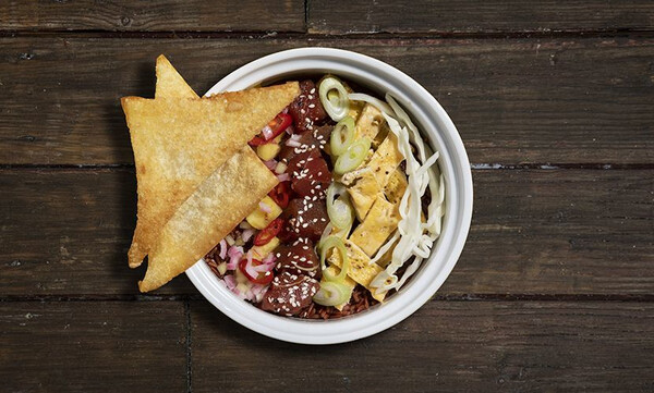 Άκης Πετρετζίκης: Poke bowl με φρέσκο τόνο
