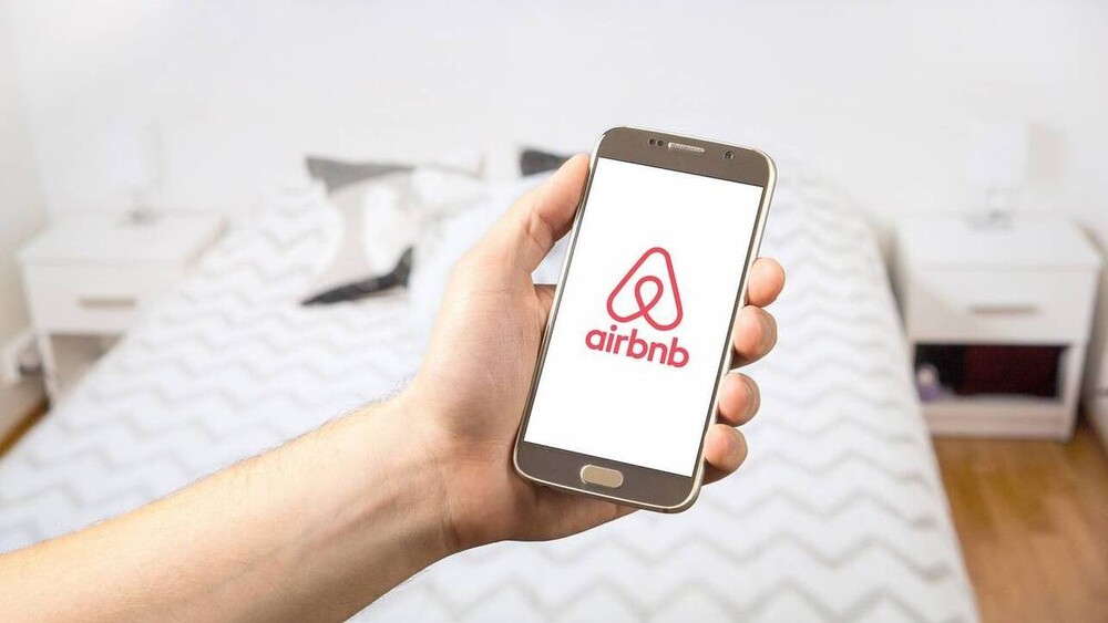 Διασταυρώσεις σε όσους αποκτούν ακίνητα από Airbnb ξεκινά η ΑΑΔΕ