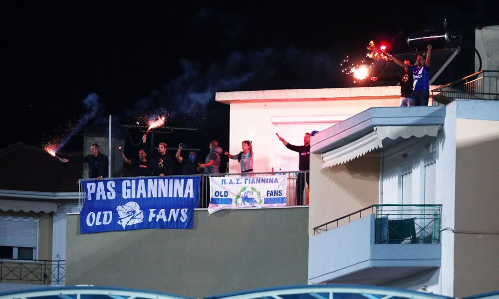 ΠΑΣ Γιάννινα - Ολυμπιακός: Άναψαν καπνογόνα στα… μπαλκόνια (photos+video)
