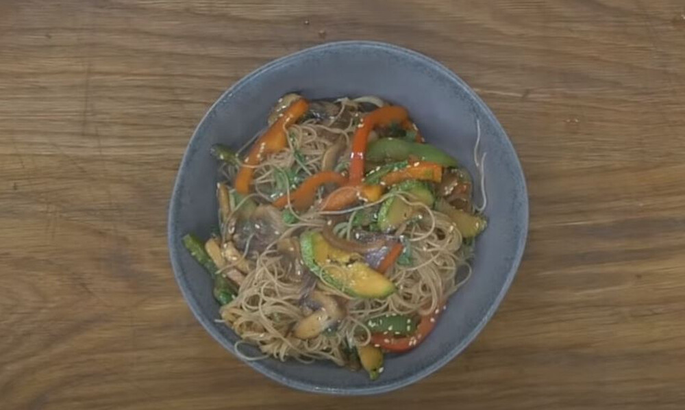 Άκης Πετρετζίκης: Noodles με λαχανικά