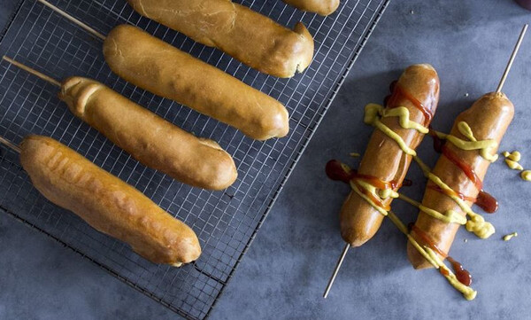 Άκης Πετρετζίκης: Corn dogs στον φούρνο