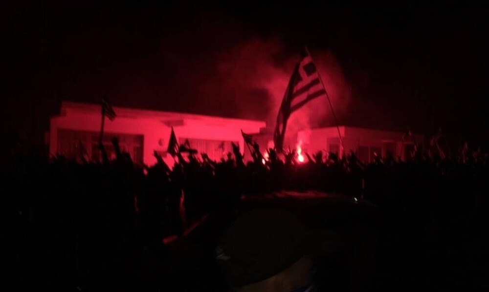 Κύπρος: Οπαδοί της Ανόρθωσης «μπούκαραν» με ελληνική σημαία και πυρσούς στο οδόφραγμα της Δερύνειας