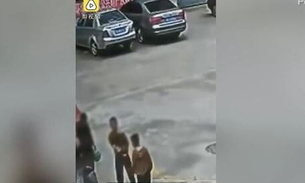 Απίστευτο βίντεο: Πιτσιρικάς έριξε δυναμιτάκι σε υπόνομο και «απογειώθηκε» από την έκρηξη
