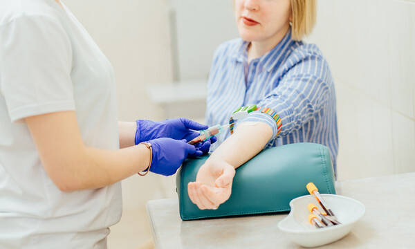 Οι απαραίτητες αιματολογικές εξετάσεις για όσους είναι γύρω στα 50 (εικόνες)