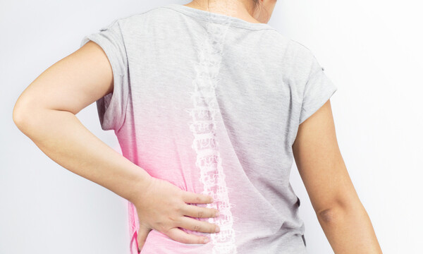 Οστεοπόρωση: 4 «αθόρυβα» συμπτώματα μέσα από φωτογραφίες