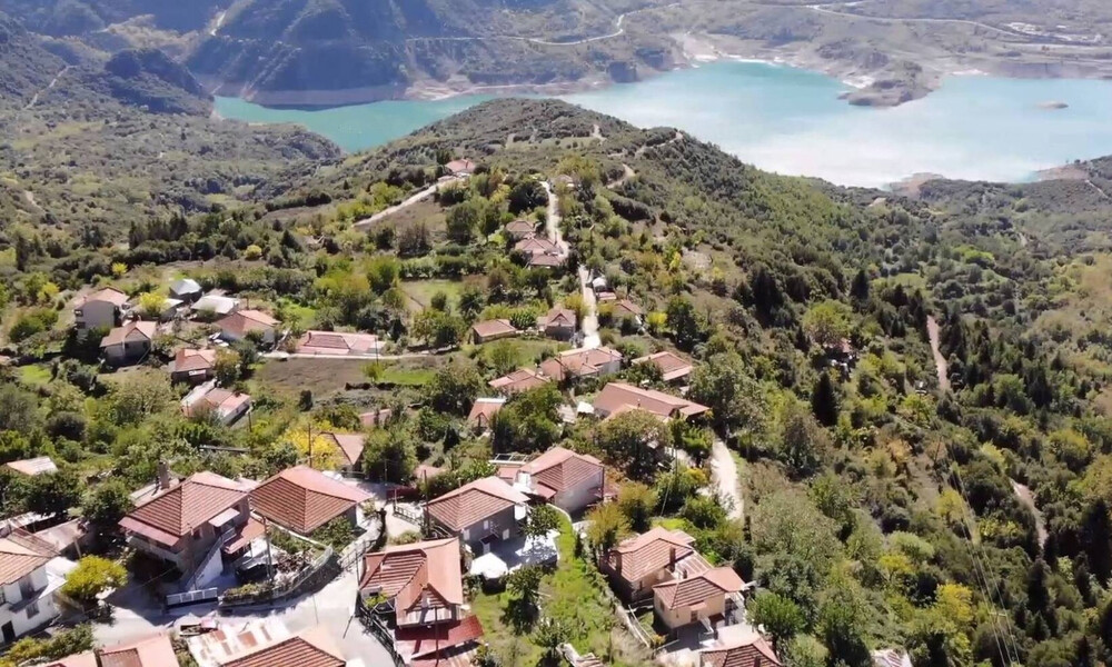 Η άγνωστη πανέμορφη Αράχοβα με θέα την Ευηνολίμνη (video)