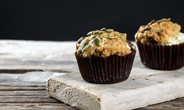 Άκης Πετρετζίκης: Ελληνικά muffins με ελιές και φέτα