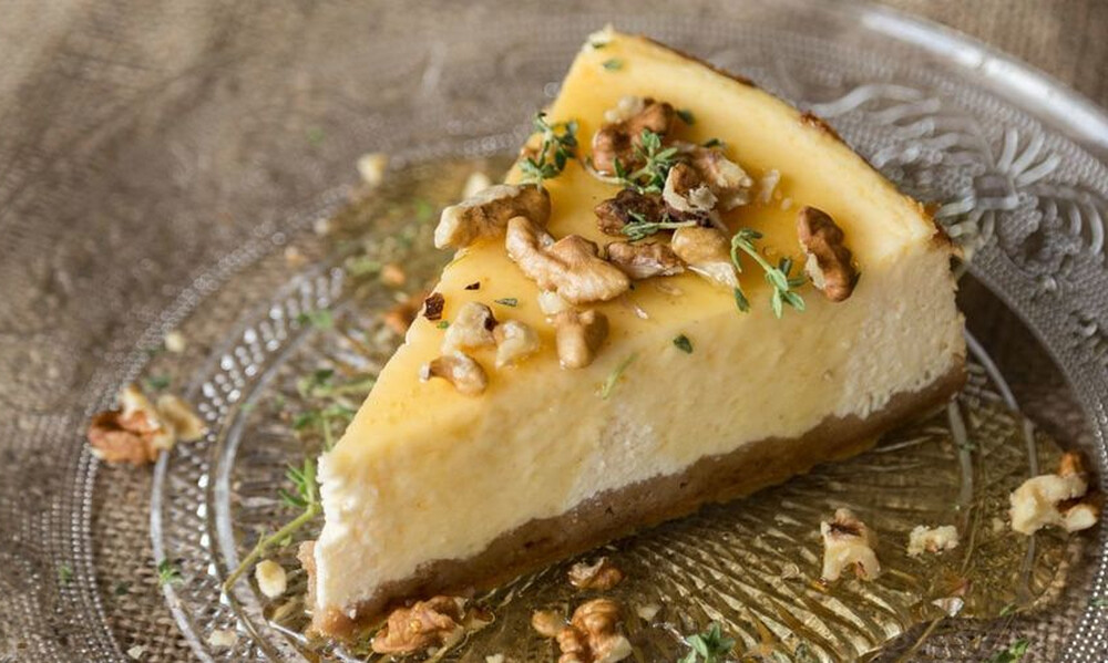 Άκης Πετρετζίκης: Ελληνικό cheesecake με γιαούρτι