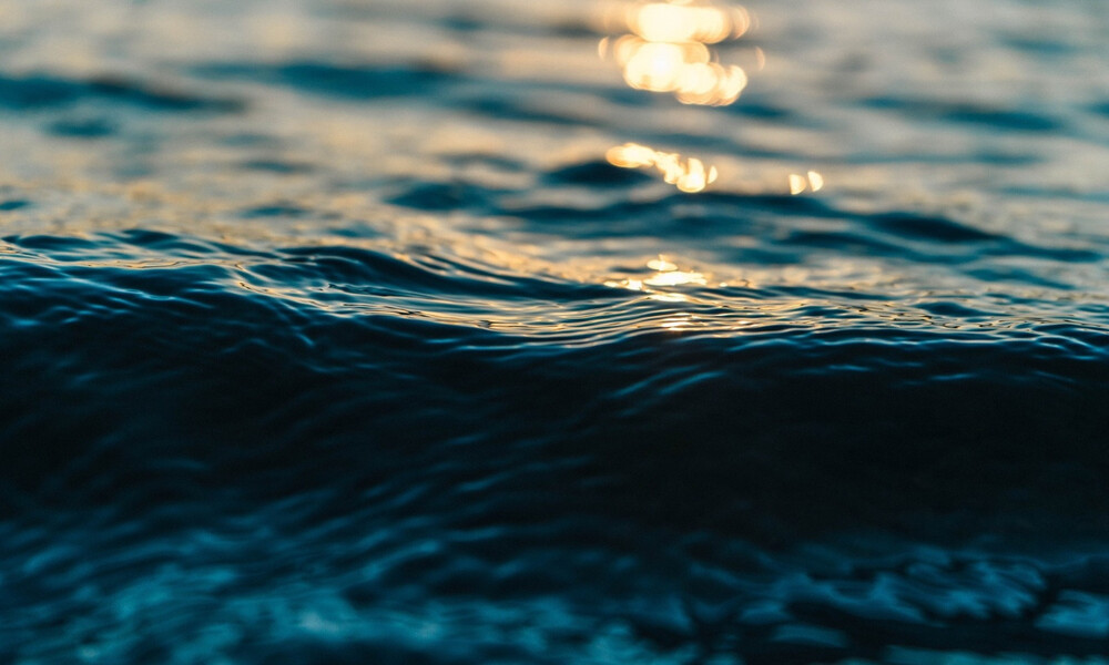 Ηράκλειο: Το σπάνιο φαινόμενο που γέμισε τη θάλασσσα αφρό (pics)