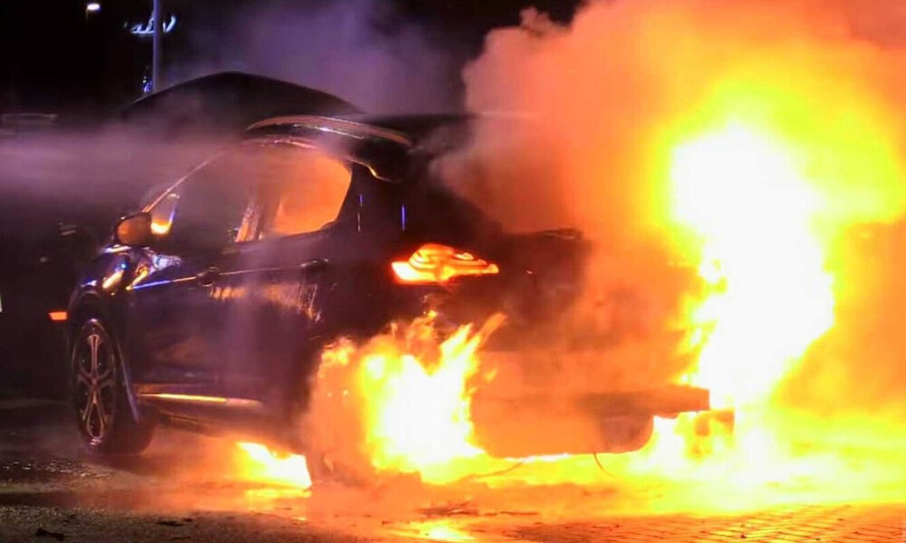 Τρομακτικό! Ηλεκτρικό αυτοκίνητο έπιασε φωτιά την ώρα που φόρτιζε (video)