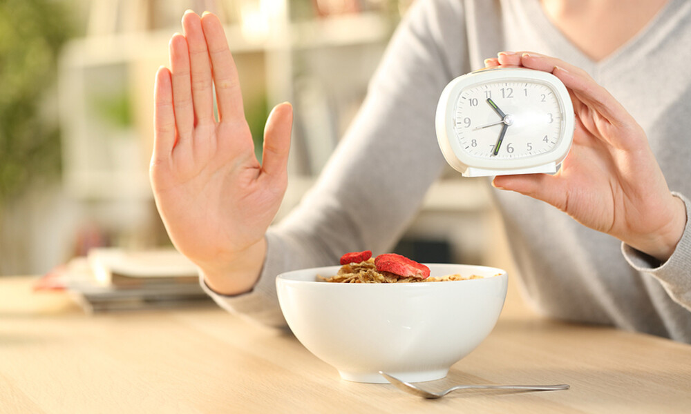 8 τύποι διαλειμματικής δίαιτας & πώς θα σας βοηθήσουν να χάσετε βάρος (βίντεο)
