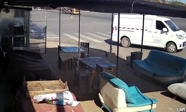 Σοκαριστικό τροχαίο: Νταλίκα ισοπέδωσε βαν (video)