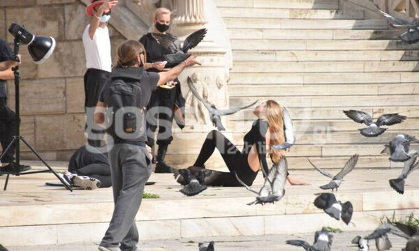 «Σεισμός» στην Αθήνα από το αγγελάκι της Victoria's Secret με τις πόζες στα Προπύλαια!