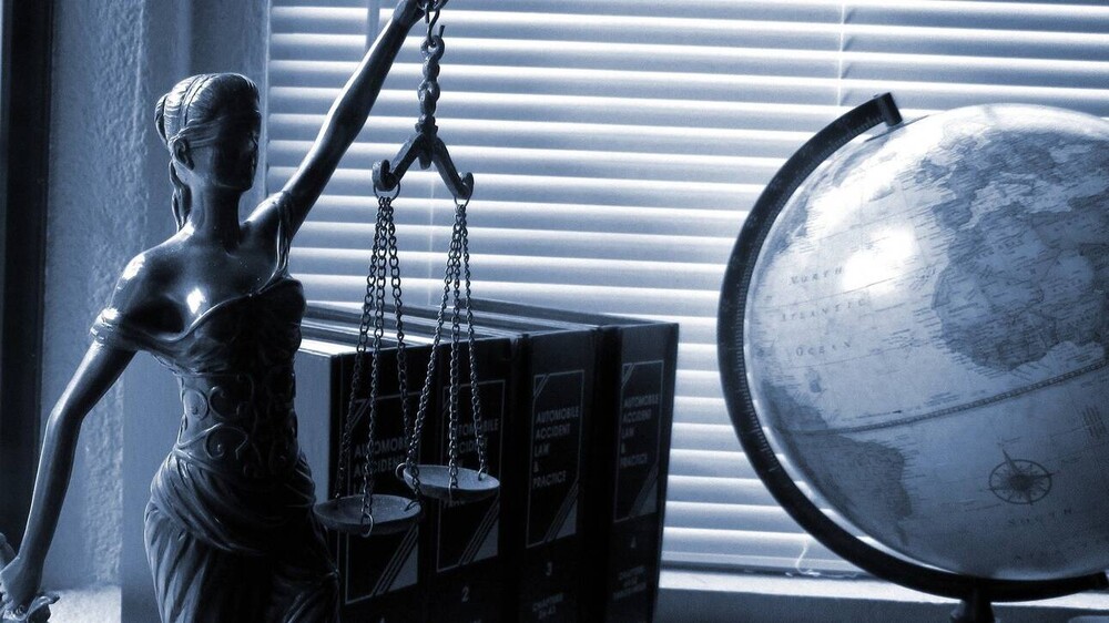 Βρούτσης: Έκτακτο επίδομα σε δικηγόρους, μηχανικούς και οικονομολόγους