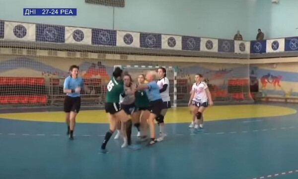 Απίστευτο ξύλο σε αγώνα χάντμπολ γυναικών! (video)