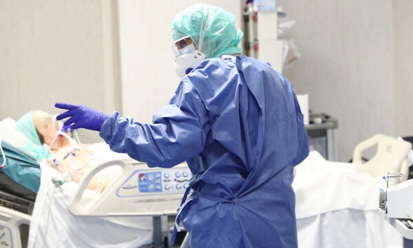 Κρούσματα σήμερα: Οι ασυμπτωματικοί 90άρηδες και οι 40άρηδες που χάνουν τη ζωή τους