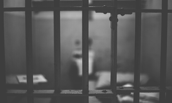 «Τσάκωσαν» γυναίκα δεσμοφύλακα με κρατούμενο - Είχαν σχέση και του περνούσε κρυφά πράγματα (pics)
