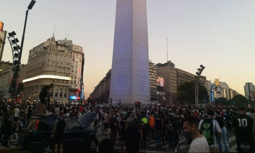 Ντιέγκο Μαραντόνα: Χιλιάδες οπαδοί στο Μπουένος Άιρες αποχαιρετούν τον Ντιεγκίτο!!! (videos)
