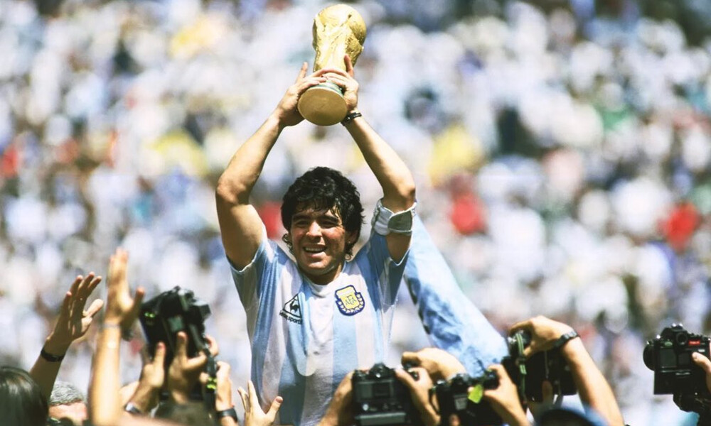 Ντιέγκο Μαραντόνα: Ο μοναχικός Θεός του ποδοσφαίρου, με τους εκατομμύρια πιστούς (videos+photos)