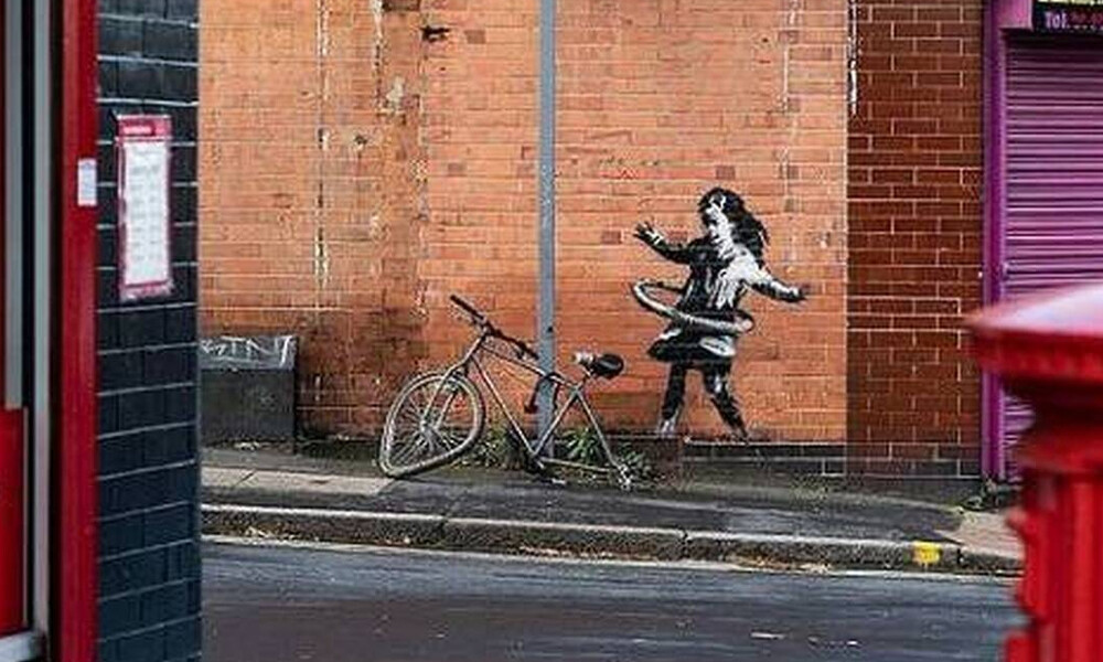 Banksy: Άγνωστοι έκλεψαν το ποδήλατο από το έργο του «το κορίτσι με το χούλα - χουπ»