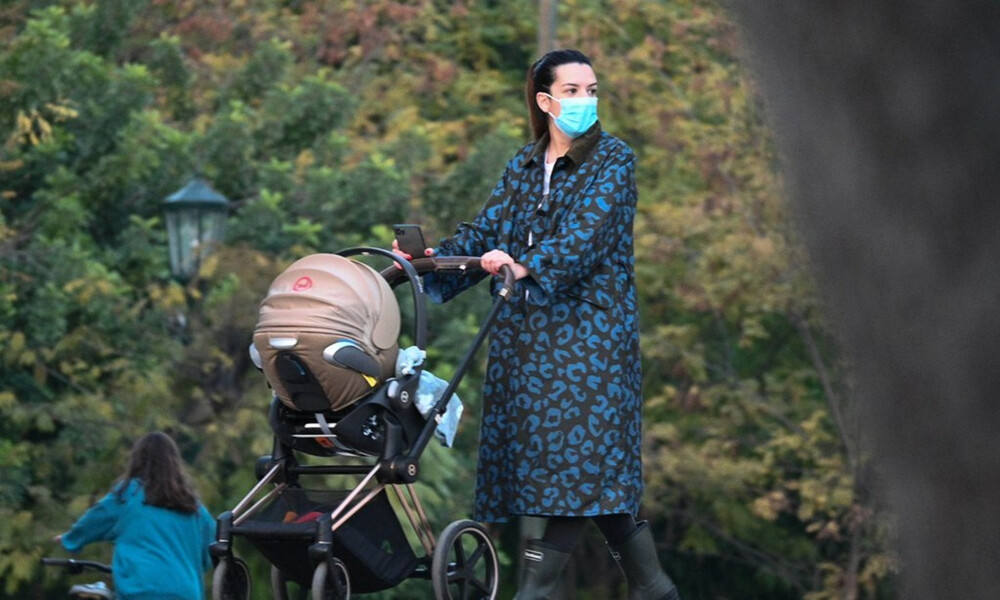 Νικολέττα Ράλλη: Casual chic σε βόλτα με το μωρό της! (photos)