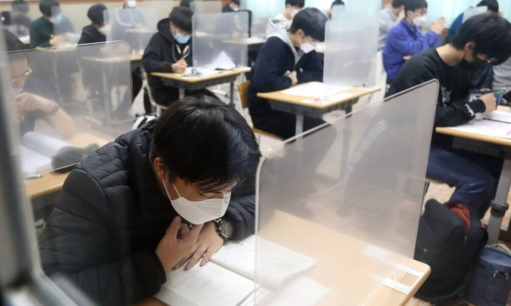 Πρωτοφανείς εικόνες στη Νότια Κορέα: Εξετάσεις για 500.000 μαθητές πίσω από πλαστικά χωρίσματα